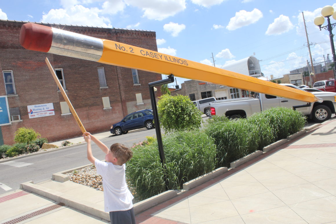 World's largest pencil - Well Traveled Kids